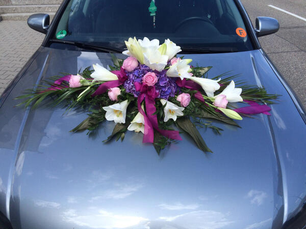 Blumengesteck auf Hochzeitsauto