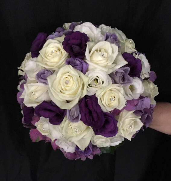Brautstrauß mit weißen Rosen und lila Blumen