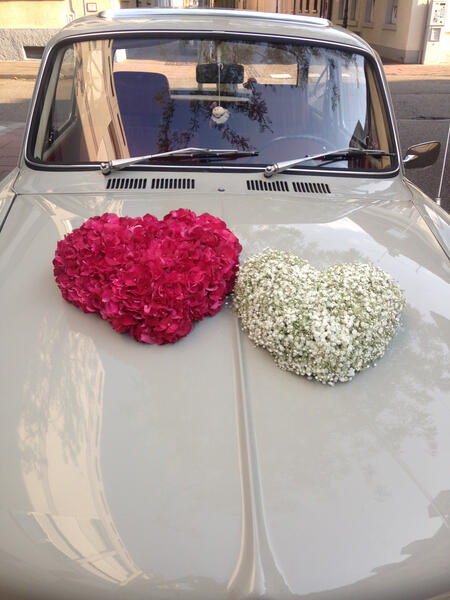 Zwei Herzen auf Hochzeitsauto